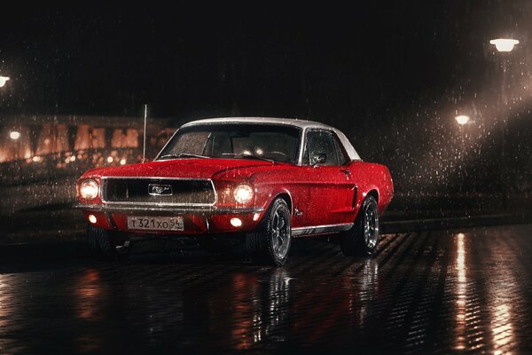 Mustang rojo frd durante la lluvia