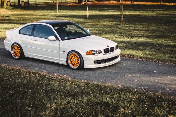 Blanc coupé BMW e 46 323ci tuning