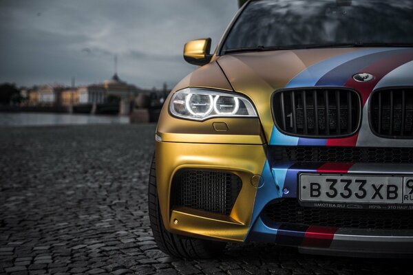 Automobile veloce bmw x5 di colore dell oro