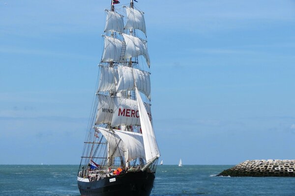 На северном море плывпт красивый парусник