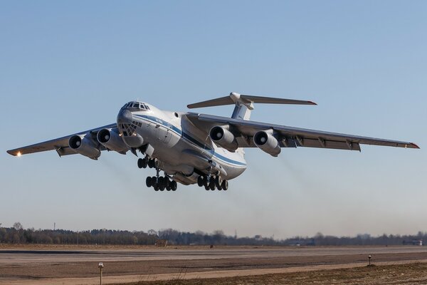 Rosyjski il-76MD startuje z pasa startowego