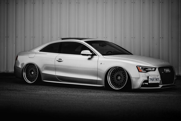 El audi S5 gris se ve elegante sobre un fondo gris