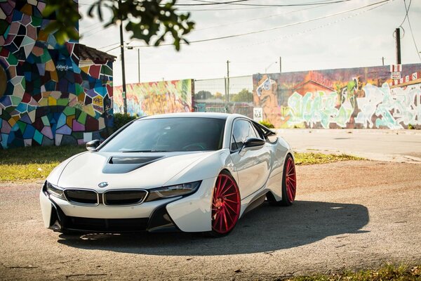 Coche eléctrico Tuning de BMW en el fondo del arte callejero