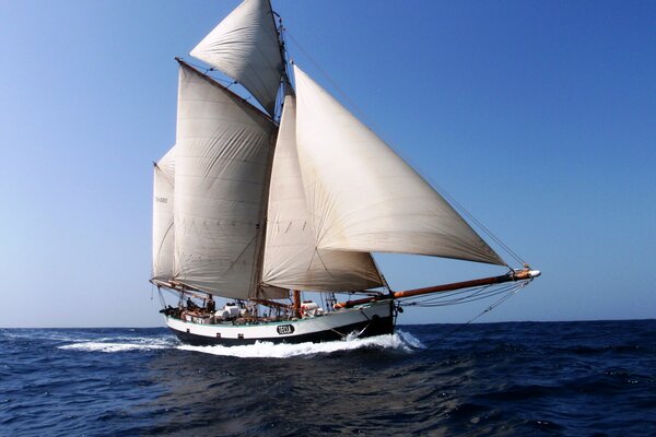 Un yate se encuentra en el mar azul abierto