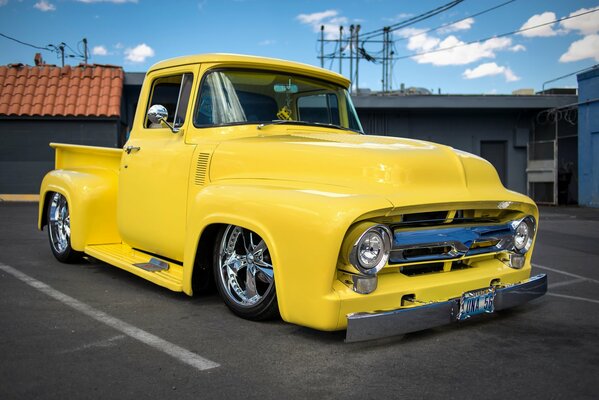 Pick-up jaune, rétro classique