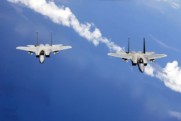 Dos aviones de combate vuelan en el cielo azul