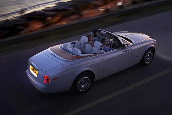 Un hermoso coche rolls-royce va por el ADR