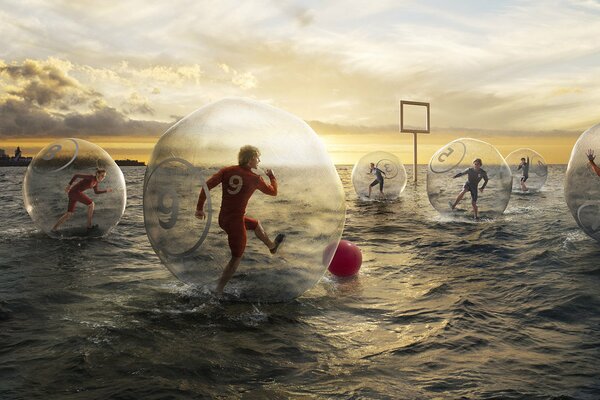 Ein lustiges Spiel von Fußballspielern auf dem Wasser in Bällen