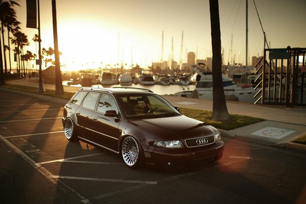 La station wagon marrone sta al tramonto