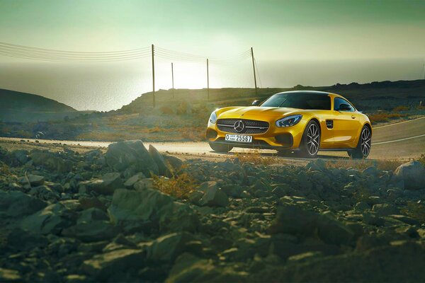 Belle Mercedes Benz AMG jaune sur une piste de campagne