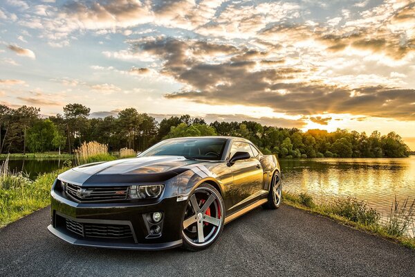 Chevrolet camaro ss in Schwarz, Sportwagen auf der Straße