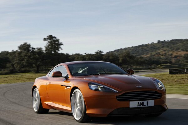 Aston Martin sur la route sous un ciel dégagé