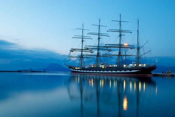 Un hermoso fondo azul muestra un hermoso barco