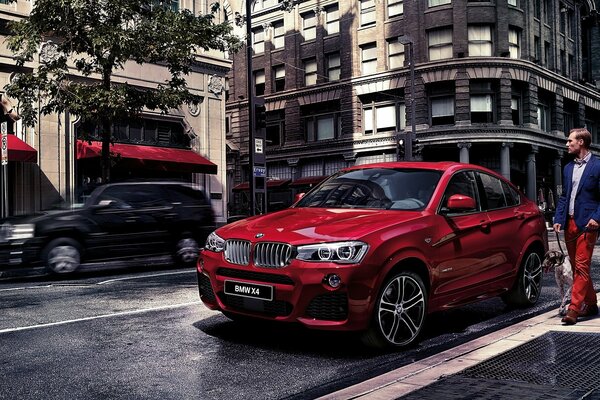 BMW rossa con un uomo nella metropoli