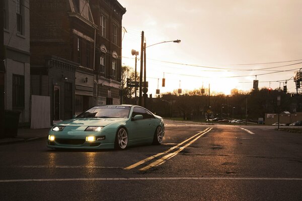 Nissan color menta sulla strada in città