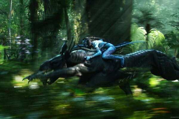 Fantastischer Film Avatar. Verfolgungsjagd im Wald