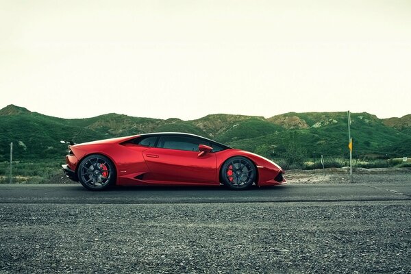 La lamborghini rouge est prête à se branler