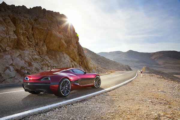 Voiture de la firme Rimac au rocher