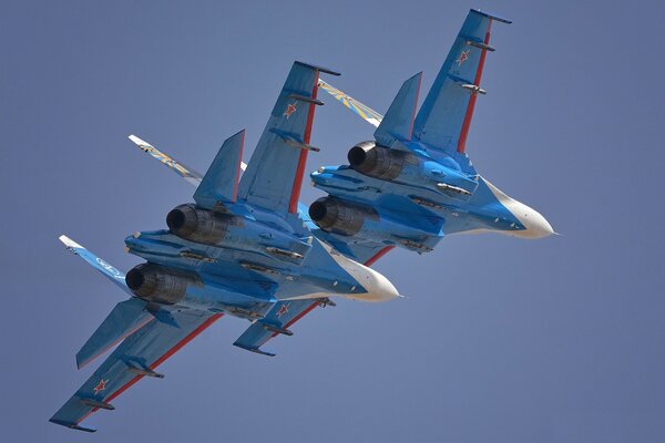 Un par de cazas su-27 vuelan en el cielo