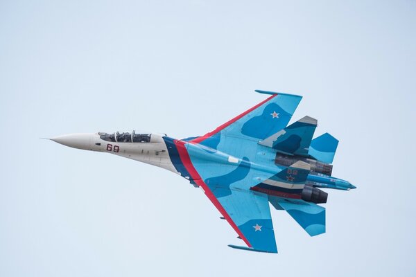 Caza supersónico multipropósito ruso su-27