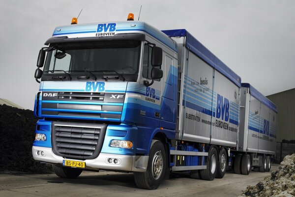 Camion de voiture de couleur bleue sur la route