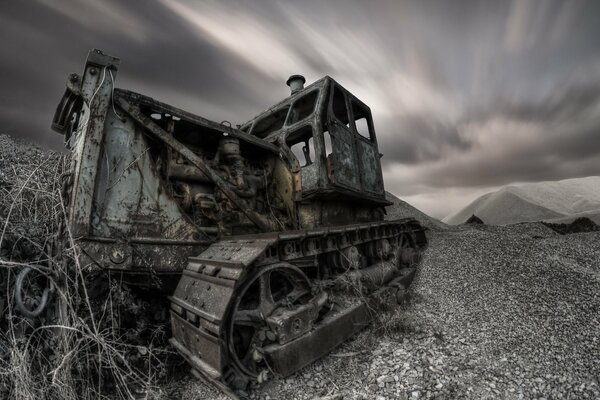 Ein alter Traktor steht allein. die nacht ist düster