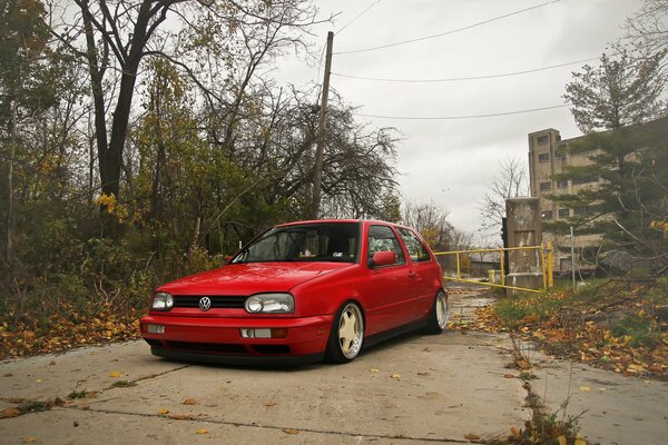 Czerwony Volkswagen Golf mk3 na drodze