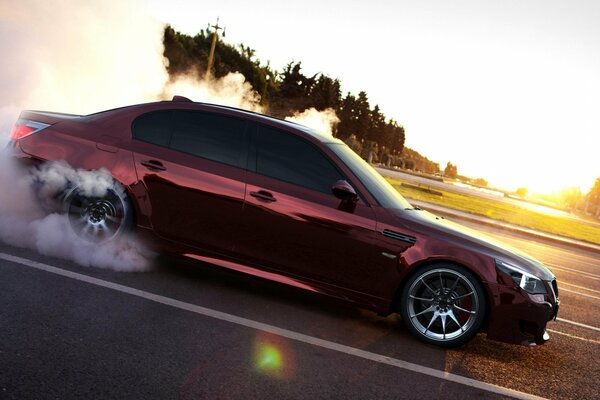 BMW Drift con humo en medio del amanecer de la mañana