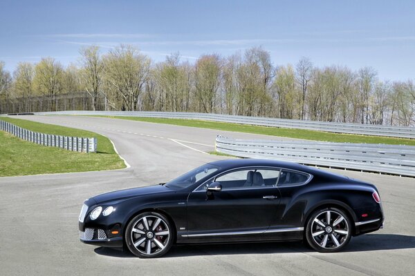 Bentley continental en la pista de carreras