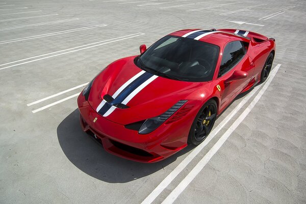 Ferrari 458 speciale en color rojo