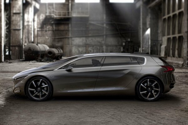 Peugeot Concept Car im Werk