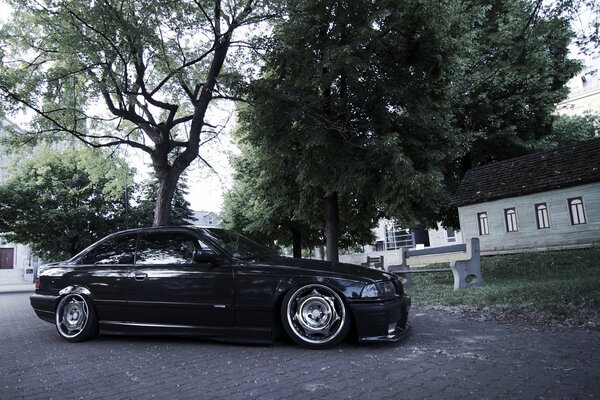 Negro discreto BMW E36 en el fondo de la casa