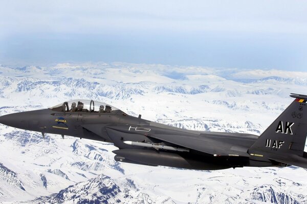 F-15e sur fond de neige blanche dans les montagnes de l Alaska