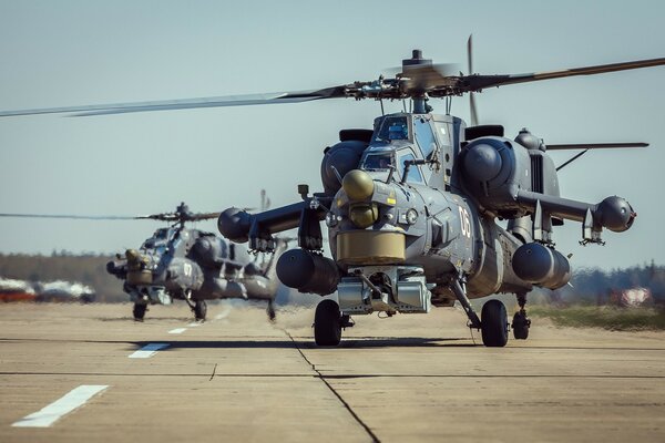 Helicópteros en el aeródromo despegan por carretera