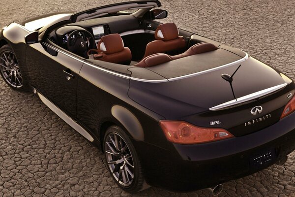 Belle voiture convertible Infinity