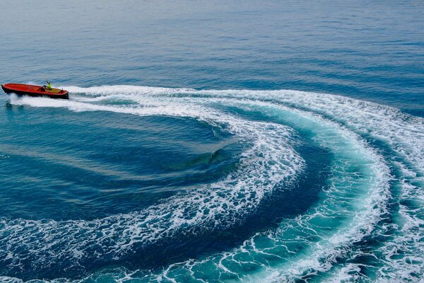 The boat and its trail in the beautiful Bay of Lyon