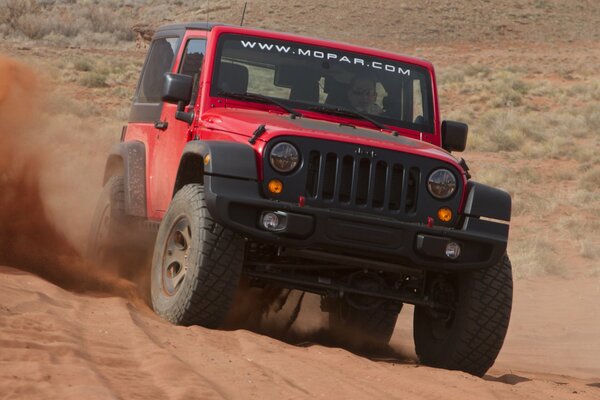 Roter Jeep durchquert die Wüste