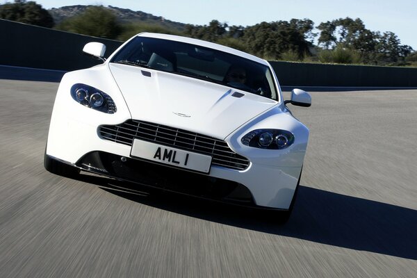 El fuerte avance de aston martin