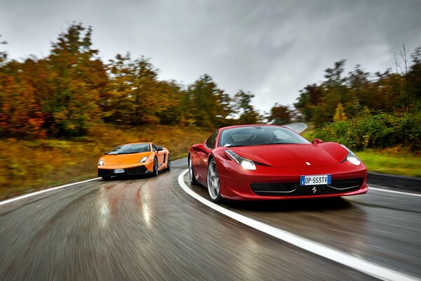 Ferrari rojo y Lamborghini amarillo en el circuito de Italia