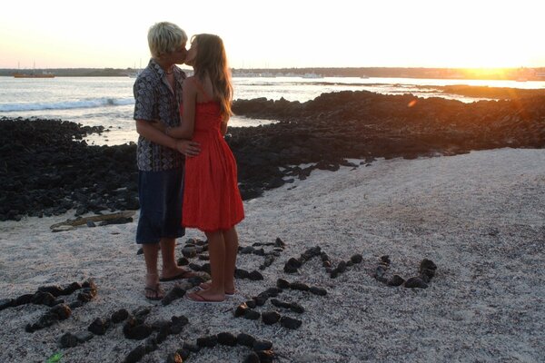 Bacio di una coppia innamorata al tramonto