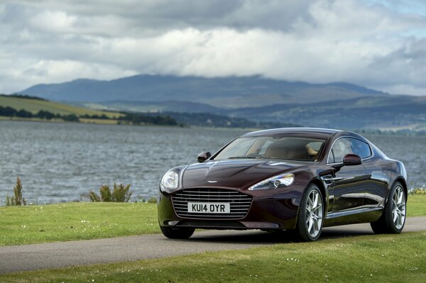 Sur la route, il y a une belle voiture chic