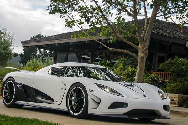 Koenigsegg agera weiß im hof