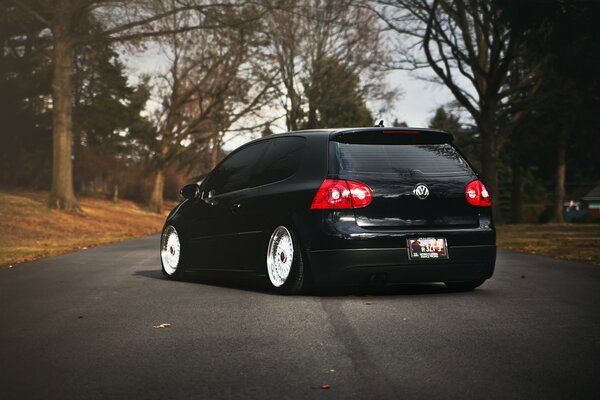 Schwarzer Volkswagen Golf, Herbstlandschaft