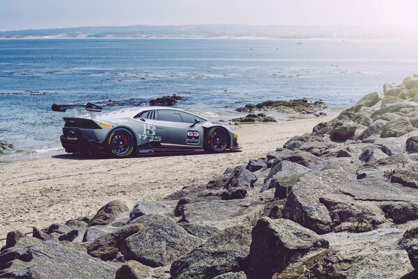 Bella super lamborghini sulla spiaggia