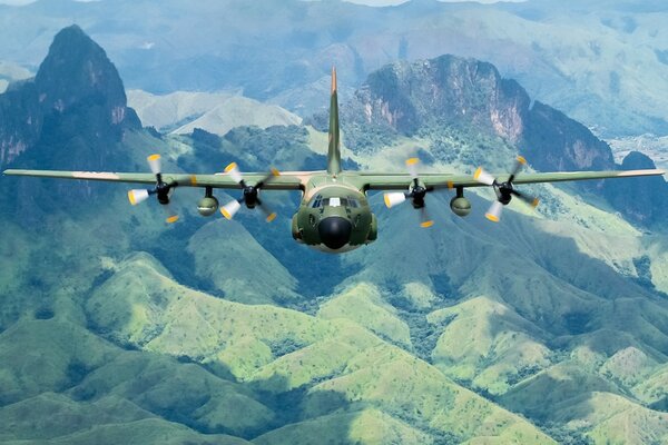 Hercules Militärflugzeug, c- 130h über den Bergen