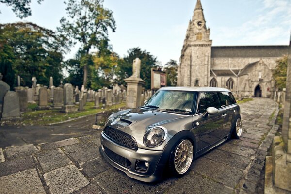 Coche europeo en el inusual fondo del templo