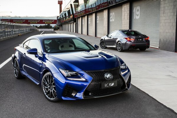 Blauer Lexus rs auf der Rennstrecke