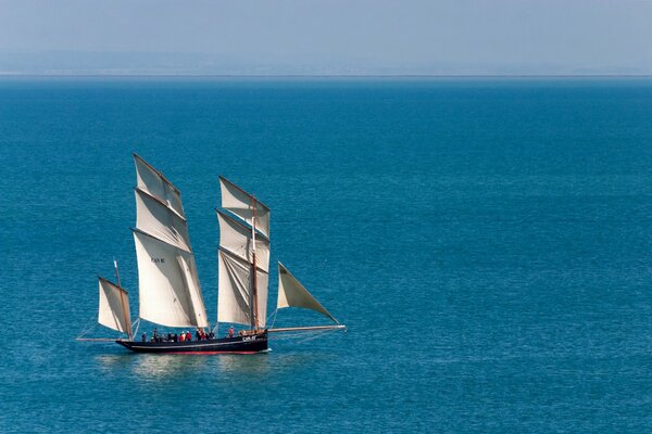 Das Segelboot la cancalaise im klaren blauen Meer