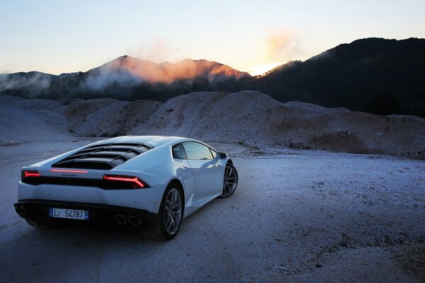 Lamborghini-uragano tra le auto