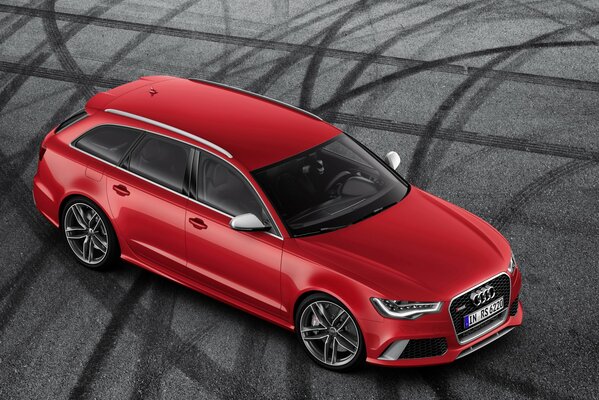 Red Audi navigue sur le terrain de football